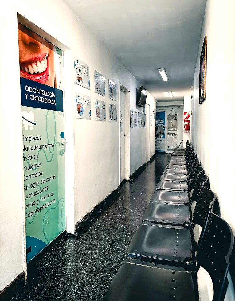 Pasillo y sala de espera de PROMED, con el consultorio de Odontología y Ortodoncia